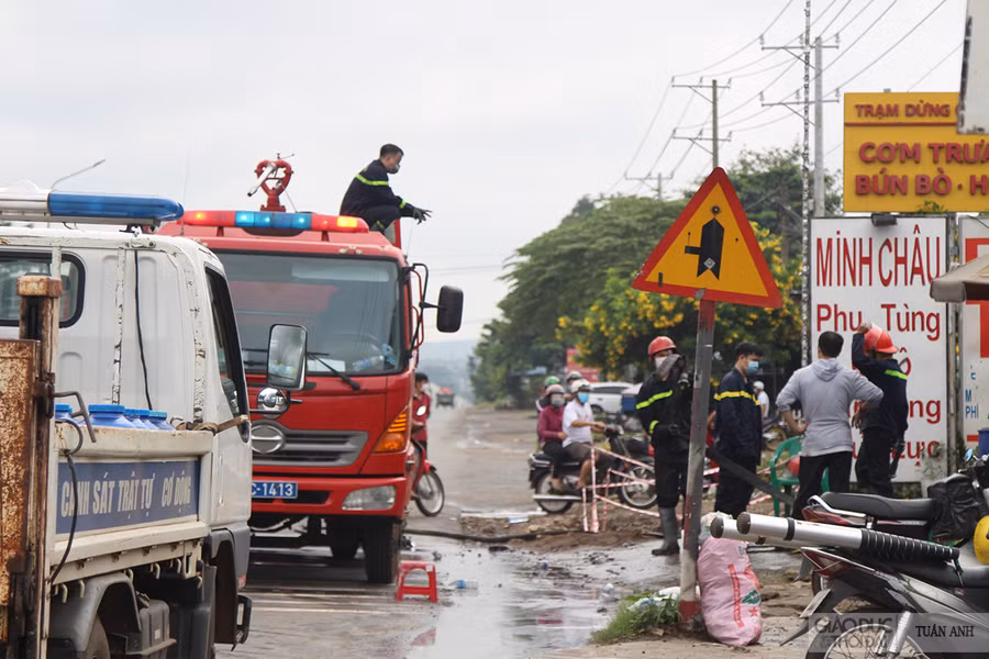 Lực lượng PCCC huyện Thống Nhất đã có mặt để kịp thời khống chế đám cháy, ngăn chặn lửa bén sang cây xăng liền kề.