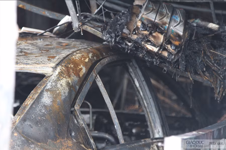 Chiếc ô tô của gia đình, cùng nhiều phụ tùng, máy móc bị thiêu rụi sau đám cháy.