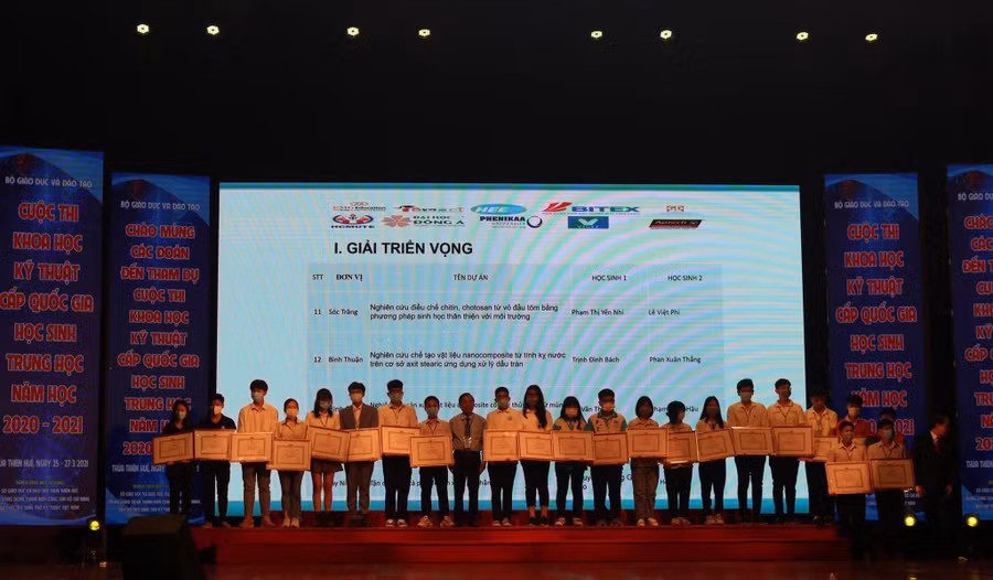 Nhóm học sinh do thầy Huỳnh Sinh Lel hướng dẫn tham gia các cuộc thi nghiên cứu khoa học. Ảnh: NVCC.