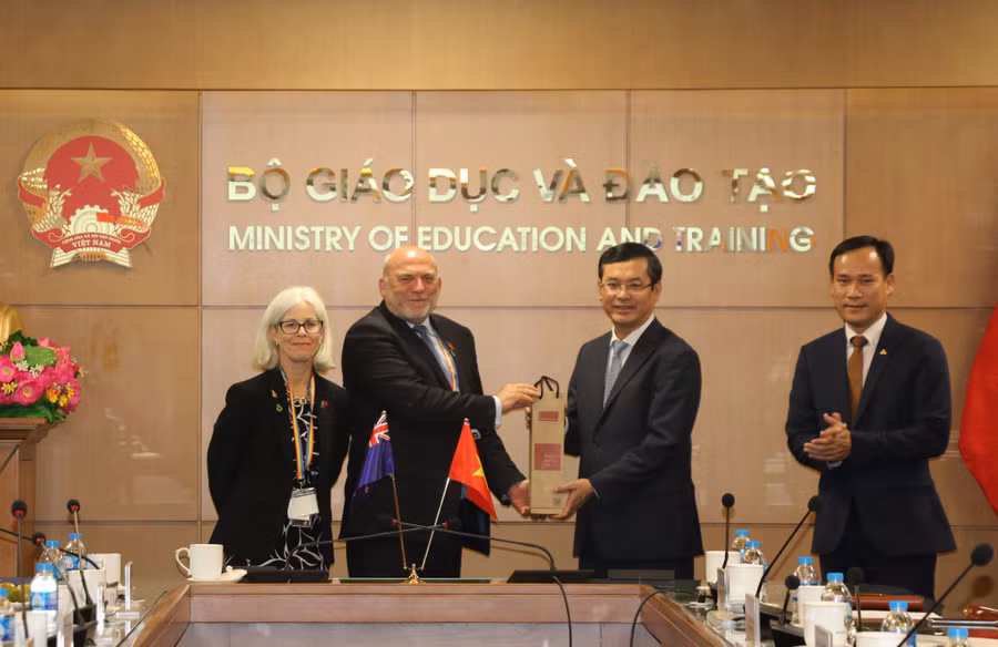 Thứ trưởng Nguyễn Văn Phúc và đại diện Cơ quan Giáo dục New Zealand trao quà lưu niệm.