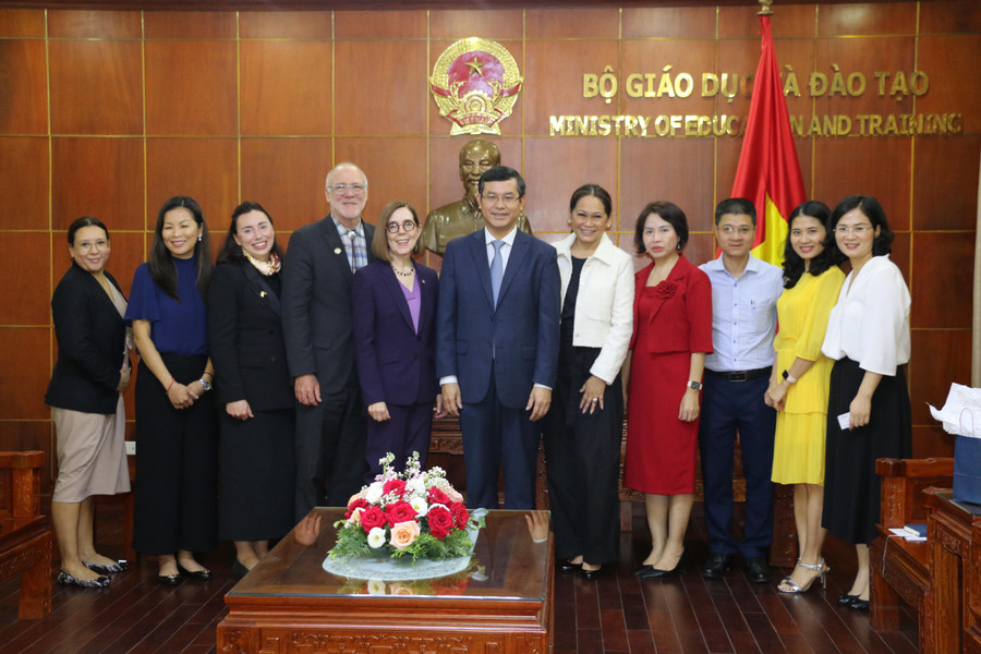 Các đại biểu chụp hình lưu niệm. Các đại biểu chụp hình lưu niệm.