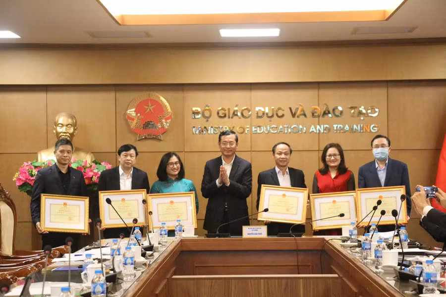 Trao bằng khen cho các tập thể, cá nhân có thành tích xuất sắc.