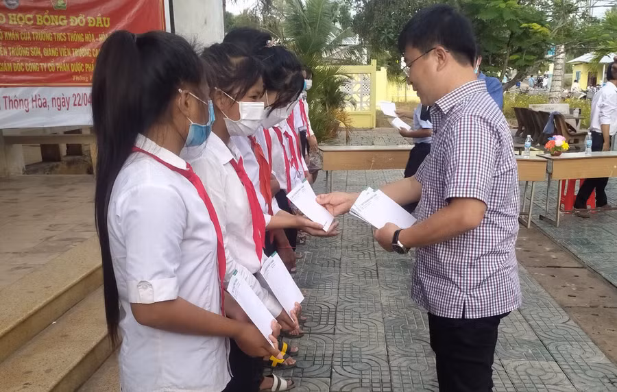 Ông Hà Ngọc Sơn, Tổng Giám đốc TV.Pharm, Chi hội trưởng Chi hội Giáo dục chăm sóc sức khỏe cộng đồng TVPharm trao tặng học bổng cho các em học sinh.