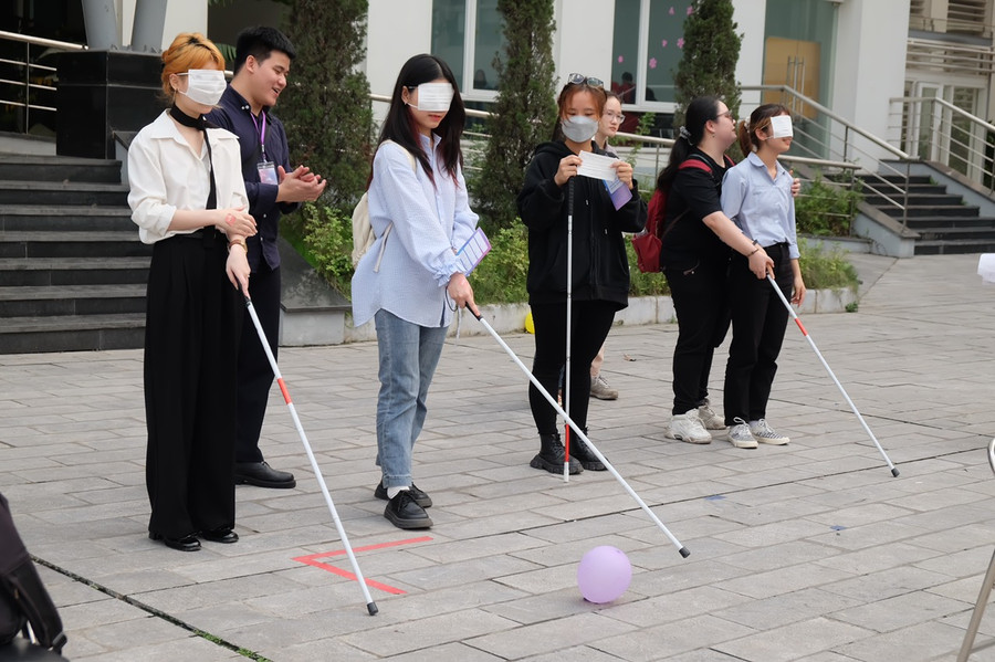 Sinh viên luyện tập di chuyển định hướng tại workshop. Sinh viên luyện tập di chuyển định hướng tại workshop.