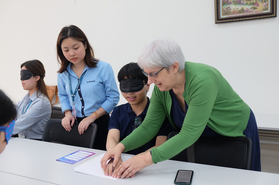 Sinh viên Học viện Ngoại giao trải nghiệm đọc sách chữ nổi tại workshop. Sinh viên Học viện Ngoại giao trải nghiệm đọc sách chữ nổi tại workshop.