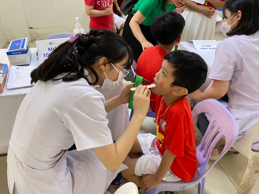 Trẻ khuyết tật được thăm khám miễn phí tại chương trình.