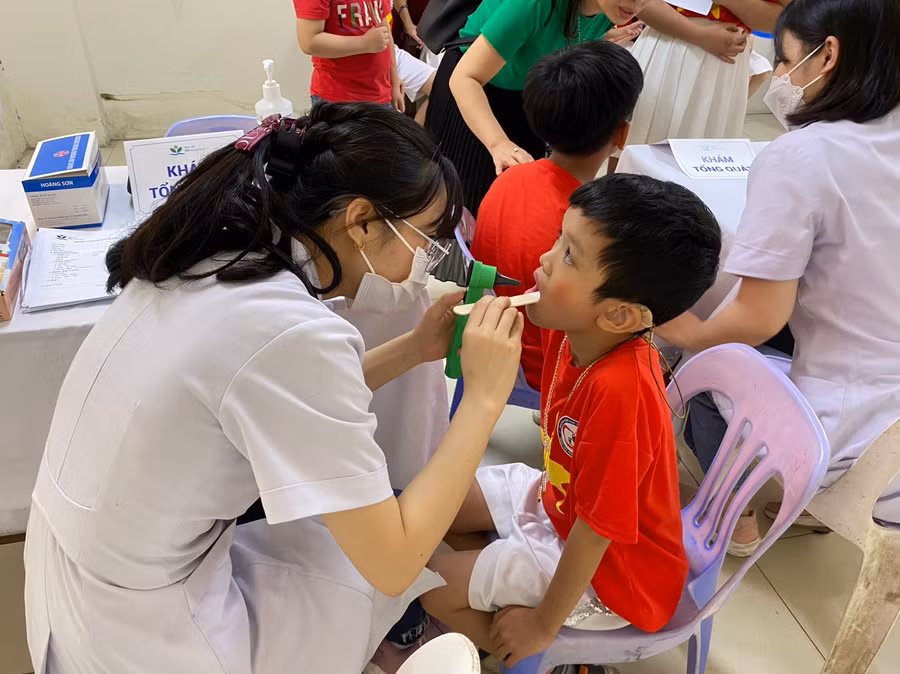 Trẻ khuyết tật được thăm khám miễn phí tại chương trình.