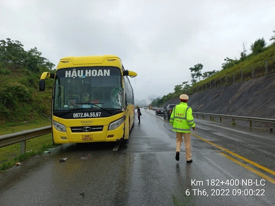 Va chạm xe khách trên cao tốc Nội Bài Lào Cai khiến một người tử vong - Ảnh T.L