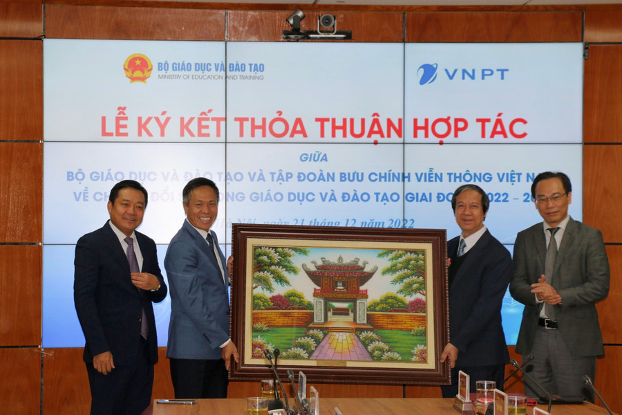 Đại diện Bộ GD&ĐT và Tập đoàn VNPT trao quà lưu niệm. Đại diện Bộ GD&ĐT và Tập đoàn VNPT trao quà lưu niệm.