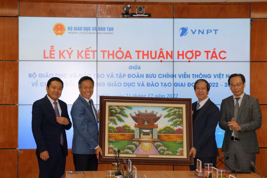 Đại diện Bộ GD&amp;ĐT và Tập đoàn VNPT trao quà lưu niệm.