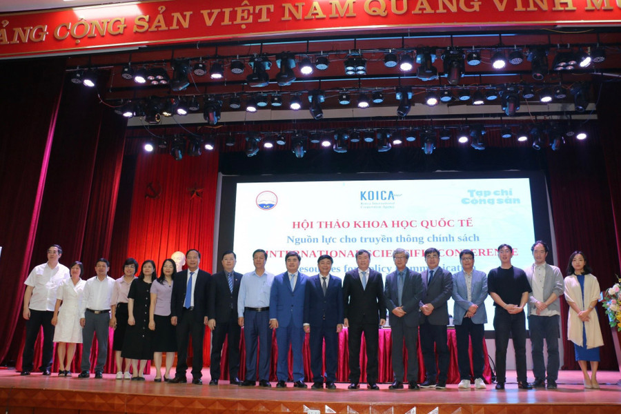 Các đại biểu chụp hình lưu niệm. Các đại biểu chụp hình lưu niệm.