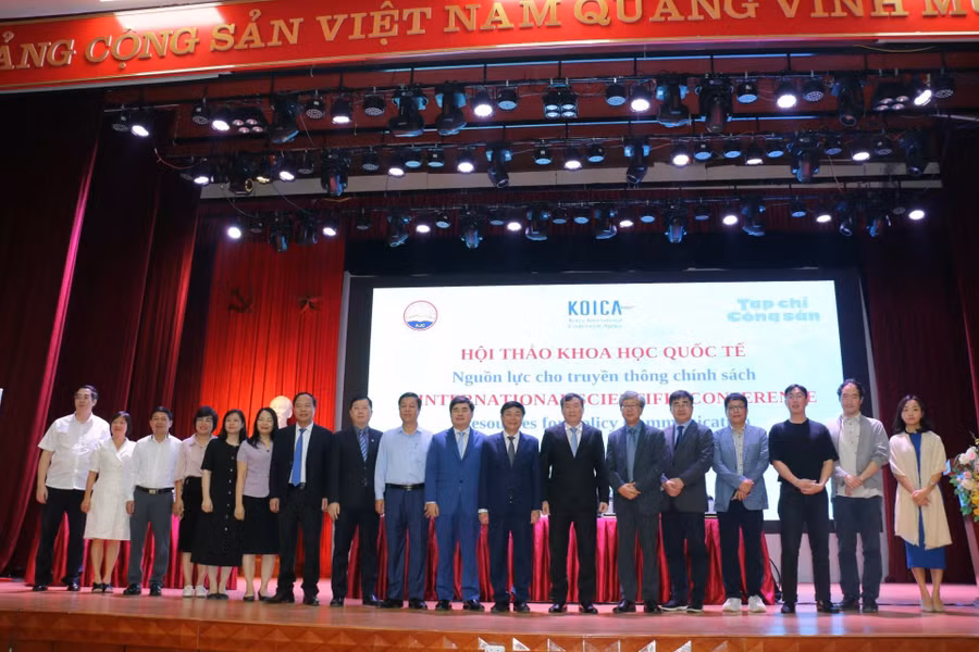 Các đại biểu chụp hình lưu niệm.