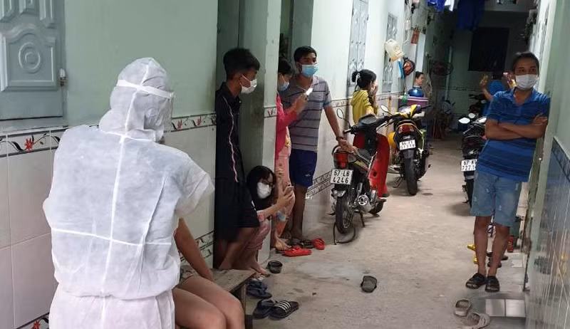 Lực lượng y tế xét nghiệm Covid-19 cho người lao động trong các khu nhà trọ tại phường Trảng Dài, TP. Biên Hòa. (Ảnh: CDC Đồng Nai).