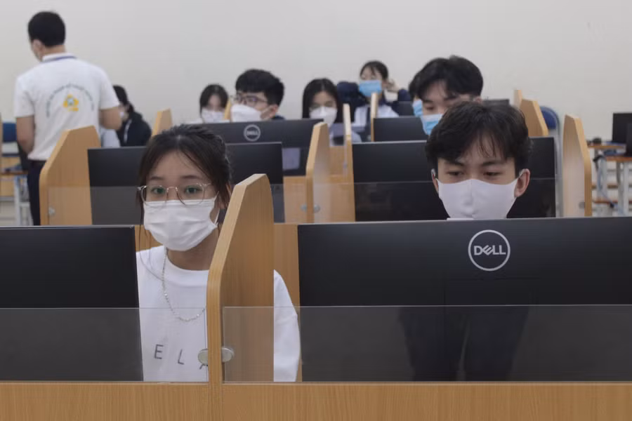 Chỗ ngồi giữa các thí sinh có vách ngăn.