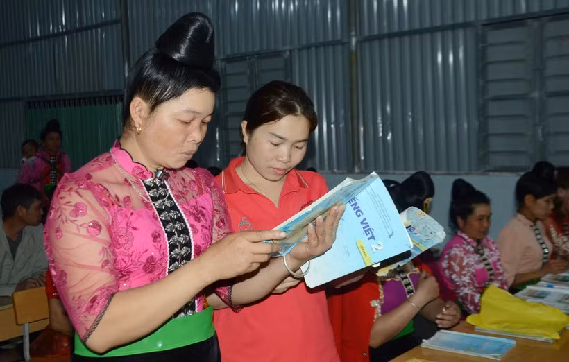 Cô Đinh Thị Oanh, tỉnh Điện Biên, trao đổi với học viên lớp xoá mù chữ. Ảnh: NVCC.