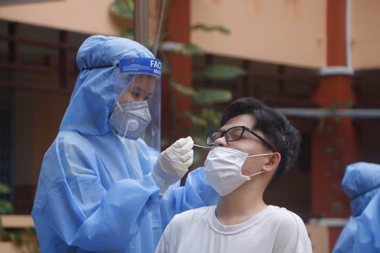 Sinh viên được xét nghiệm nhanh khi trở lại trường.