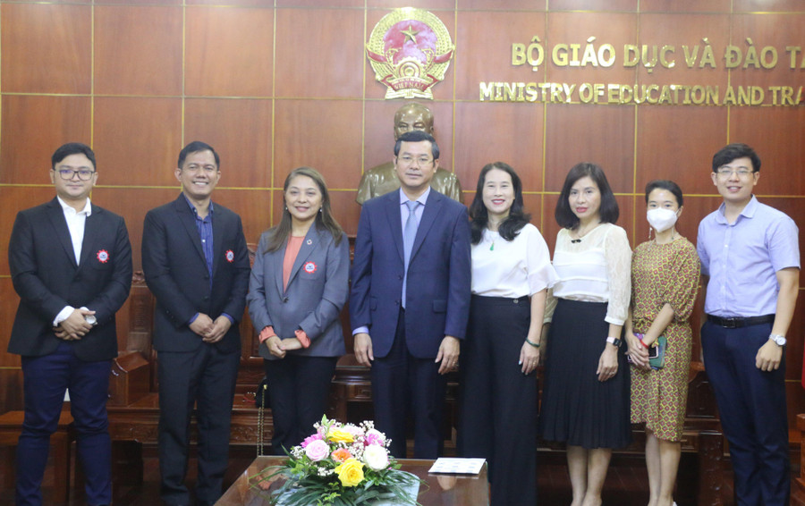 Các đại biểu chụp hình lưu niệm tại buổi làm việc. Các đại biểu chụp hình lưu niệm tại buổi làm việc.