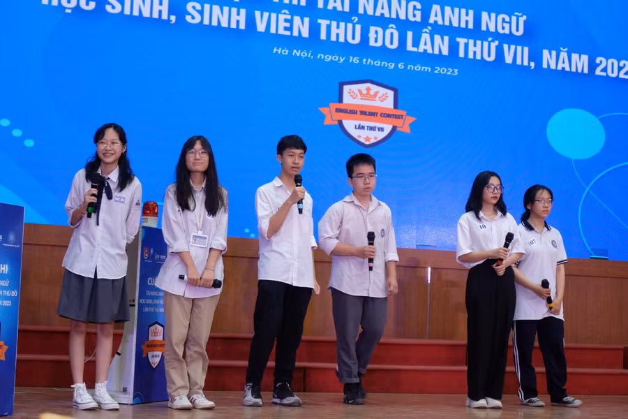 Các thí sinh tham dự phần thi Đồng đội.