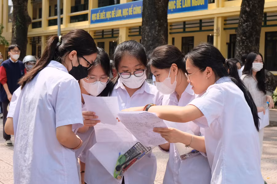 Thí sinh trao đổi đáp án sau khi kỳ thi.