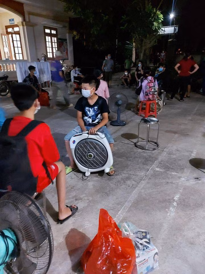 Học sinh Trường THCS Tân Châu chuẩn bị cách ly tập trung. Ảnh: Hưng Yên 24h.