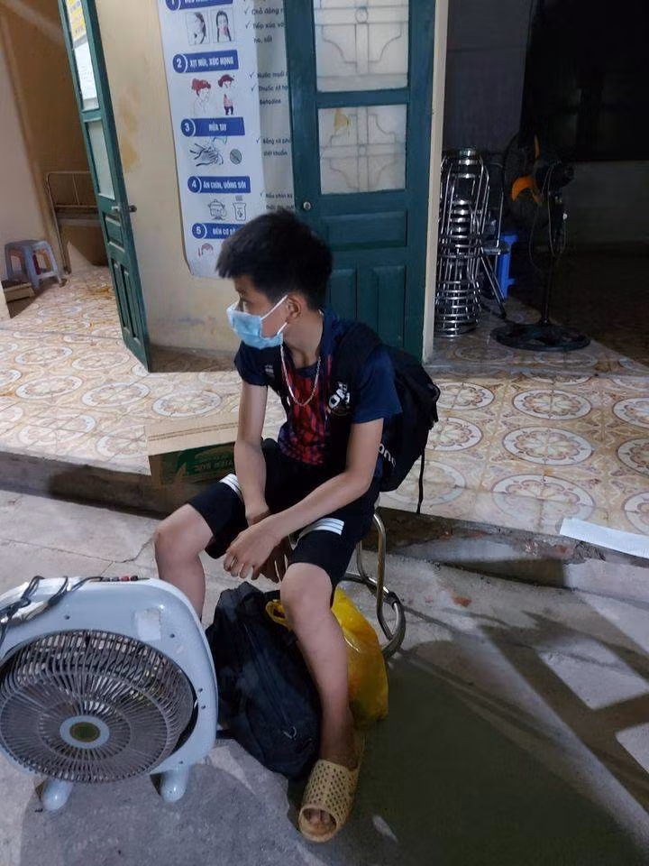 Học sinh mang theo sách vở để học trực tuyến trong khu cách lý. Ảnh: Hưng Yên 24h.