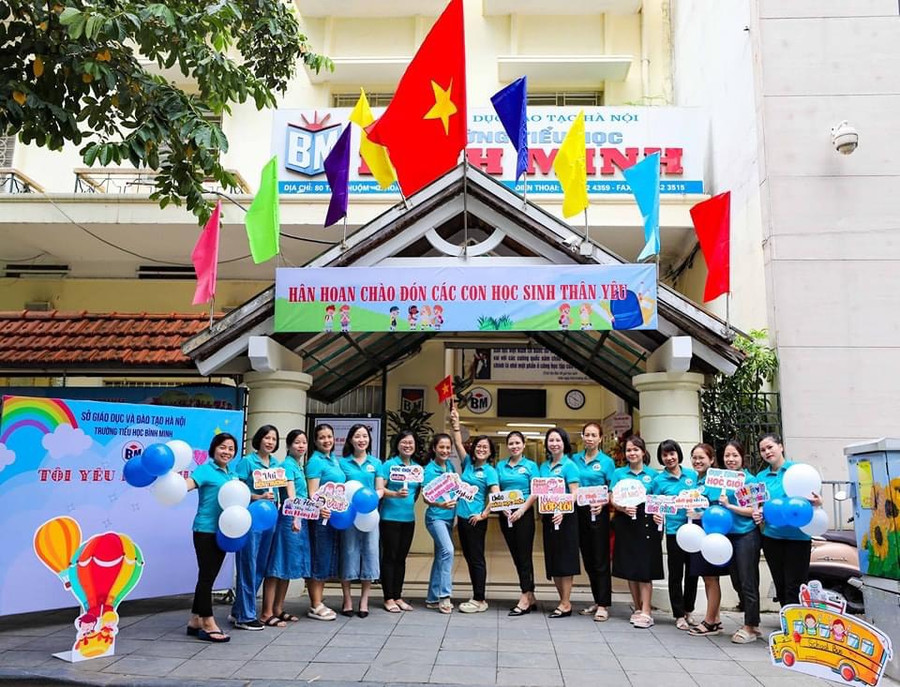 Giáo viên Trường Tiểu học Bình Minh sẵn sàng chào đón năm học mới. Giáo viên Trường Tiểu học Bình Minh sẵn sàng chào đón năm học mới.