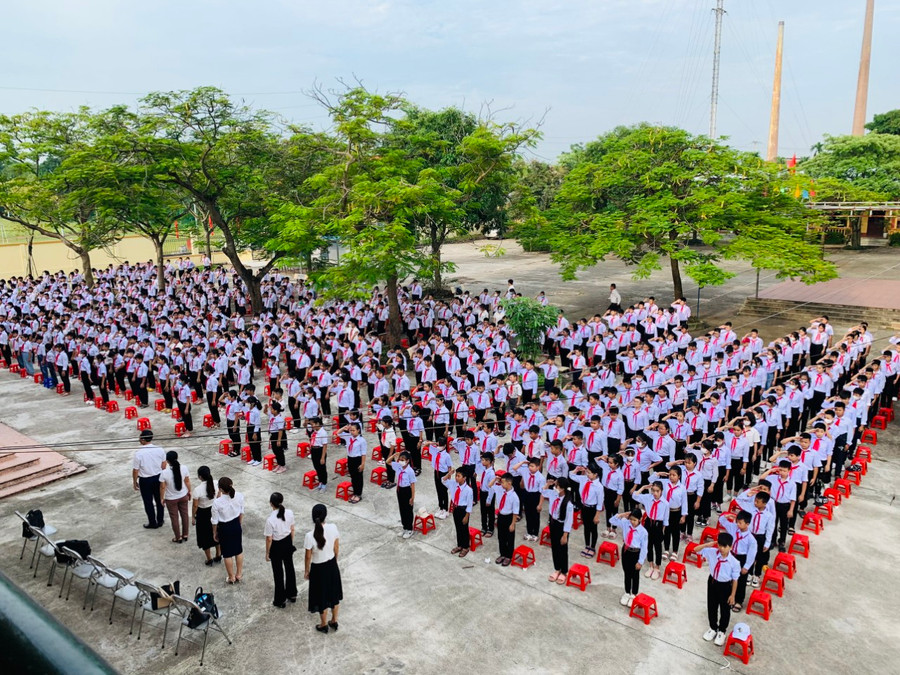 Không khí tựu trường tại Trường THCS Tân Châu, Hưng Yên. Không khí tựu trường tại Trường THCS Tân Châu, Hưng Yên.