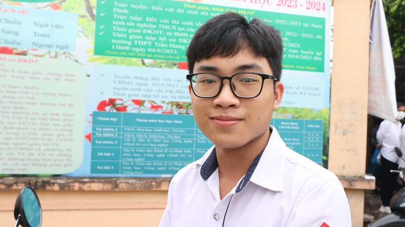 Tại điểm thi Trường THPT Trần Hưng Đạo, tỉnh Nam Định, thí sinh Trần Đức Minh chia sẻ: "Hôm nay em tới trường thi sớm và mang theo căn cước công dân cùng giấy báo dự thi kèm bút viết. Những ngày này chúng em đã được các thầy cô, gia đình động viên tinh thần rất lớn để sẵn sàng bước vào kỳ thi. Em hi vọng mình sẽ đạt điểm cao để đỗ vào ngành Điều khiển tự động hóa của ĐH Bách khoa Hà Nội". Toàn tỉnh Nam Định có 20.406 thí sinh đăng ký dự thi. Tỉnh bố trí 35 điểm thi với tổng số 871 phòng thi, 2.670 cán bộ thực hiện công tác coi thi. Tại điểm thi Trường THPT Trần Hưng Đạo, tỉnh Nam Định, thí sinh Trần Đức Minh chia sẻ: "Hôm nay em tới trường thi sớm và mang theo căn cước công dân cùng giấy báo dự thi kèm bút viết. Những ngày này chúng em đã được các thầy cô, gia đình động viên tinh thần rất lớn để sẵn sàng bước vào kỳ thi. Em hi vọng mình sẽ đạt điểm cao để đỗ vào ngành Điều khiển tự động hóa của ĐH Bách khoa Hà Nội". Toàn tỉnh Nam Định có 20.406 thí sinh đăng ký dự thi. Tỉnh bố trí 35 điểm thi với tổng số 871 phòng thi, 2.670 cán bộ thực hiện công tác coi thi.