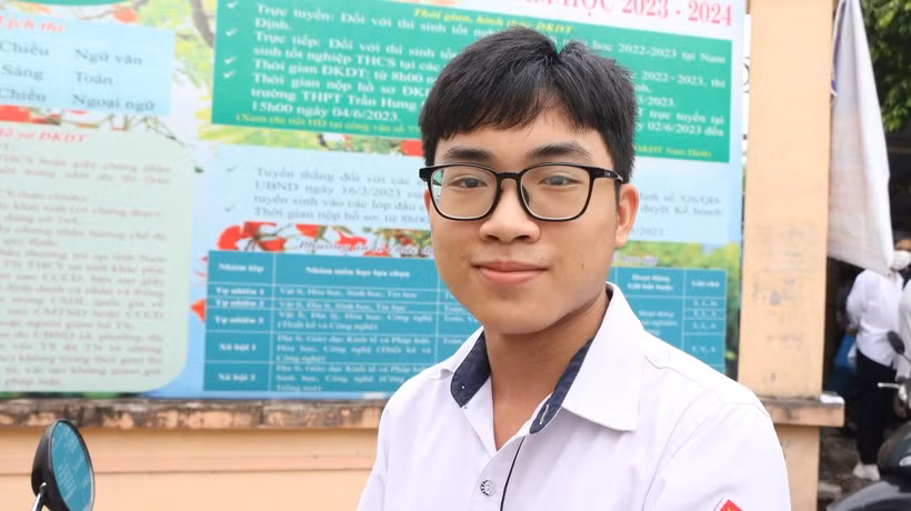 Tại điểm thi Trường THPT Trần Hưng Đạo, tỉnh Nam Định, thí sinh Trần Đức Minh chia sẻ: "Hôm nay em tới trường thi sớm và mang theo căn cước công dân cùng giấy báo dự thi kèm bút viết. Những ngày này chúng em đã được các thầy cô, gia đình động viên tinh thần rất lớn để sẵn sàng bước vào kỳ thi. Em hi vọng mình sẽ đạt điểm cao để đỗ vào ngành Điều khiển tự động hóa của ĐH Bách khoa Hà Nội". Toàn tỉnh Nam Định có 20.406 thí sinh đăng ký dự thi. Tỉnh bố trí 35 điểm thi với tổng số 871 phòng thi, 2.670 cán bộ thực hiện công tác coi thi.