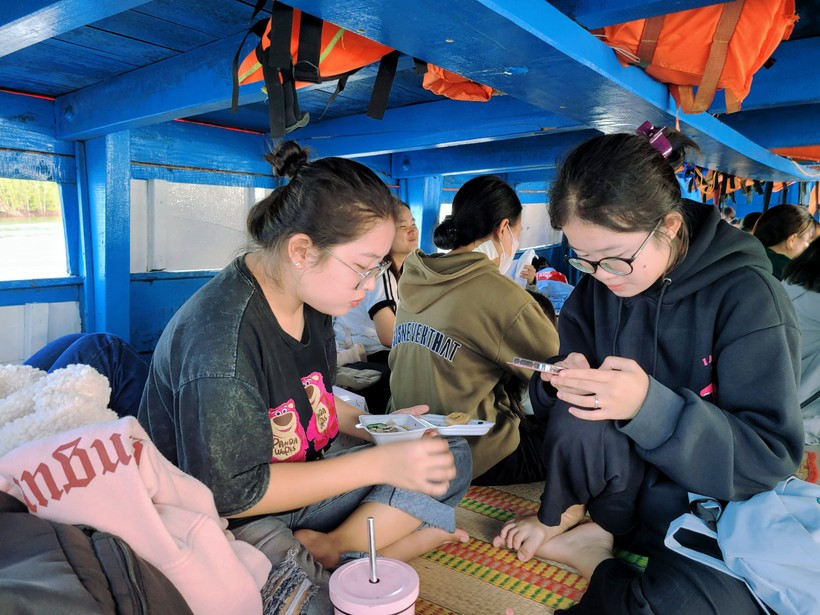 Từ sáng nay, 42 thí sinh xã đảo Thạnh An, huyện Cần Giờ, TPHCM, được giáo viên hỗ trợ đưa vào đất liền bằng tàu và lưu trú sát điểm thi tốt nghiệp THPT để thuận lợi đi lại. Là người đồng hành cùng các em, cô Nguyễn Thị Tú Hoa, cho biết: “Chúng tôi sẽ sắp xếp, bố trí các em chỗ ngủ, bữa ăn cũng như giải quyết những vấn đề phát sinh khi thi. Tôi chỉ mong các em nỗ lực làm bài thi thật tốt để có thể đạt kết quả cao trong kỳ thi sắp tới”. Từ sáng nay, 42 thí sinh xã đảo Thạnh An, huyện Cần Giờ, TPHCM, được giáo viên hỗ trợ đưa vào đất liền bằng tàu và lưu trú sát điểm thi tốt nghiệp THPT để thuận lợi đi lại. Là người đồng hành cùng các em, cô Nguyễn Thị Tú Hoa, cho biết: “Chúng tôi sẽ sắp xếp, bố trí các em chỗ ngủ, bữa ăn cũng như giải quyết những vấn đề phát sinh khi thi. Tôi chỉ mong các em nỗ lực làm bài thi thật tốt để có thể đạt kết quả cao trong kỳ thi sắp tới”.