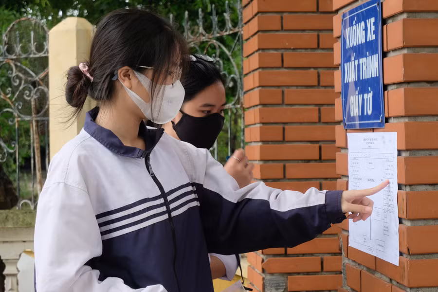 Thí sinh xem phòng thi tại điểm thi Trường THPT Nguyễn Văn Cừ, Hà Nội.