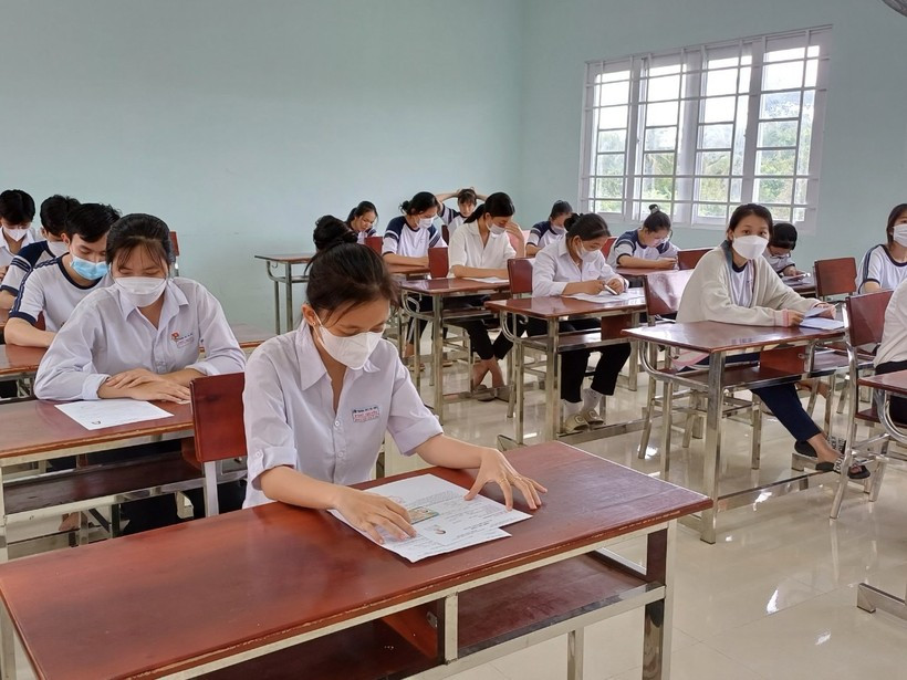 Tại điểm thi trường THCS-THPT Phú Quới, huyện Long Hồ, tỉnh Vĩnh Long, thí sinh và phụ huynh có mặt từ rất sớm để làm thủ tục dự thi, nghe phổ biến quy chế thi. Theo ghi nhận, học sinh có nhiều cảm xúc. Có em tự tin nhưng nhiều em chia sẻ không tránh khỏi hồi hộp, lo âu. Toàn tỉnh Vĩnh Long có 10.435 thí sinh tham dự Kỳ thi tốt nghiệp THPT. Tại điểm thi trường THCS-THPT Phú Quới, huyện Long Hồ, tỉnh Vĩnh Long, thí sinh và phụ huynh có mặt từ rất sớm để làm thủ tục dự thi, nghe phổ biến quy chế thi. Theo ghi nhận, học sinh có nhiều cảm xúc. Có em tự tin nhưng nhiều em chia sẻ không tránh khỏi hồi hộp, lo âu. Toàn tỉnh Vĩnh Long có 10.435 thí sinh tham dự Kỳ thi tốt nghiệp THPT.