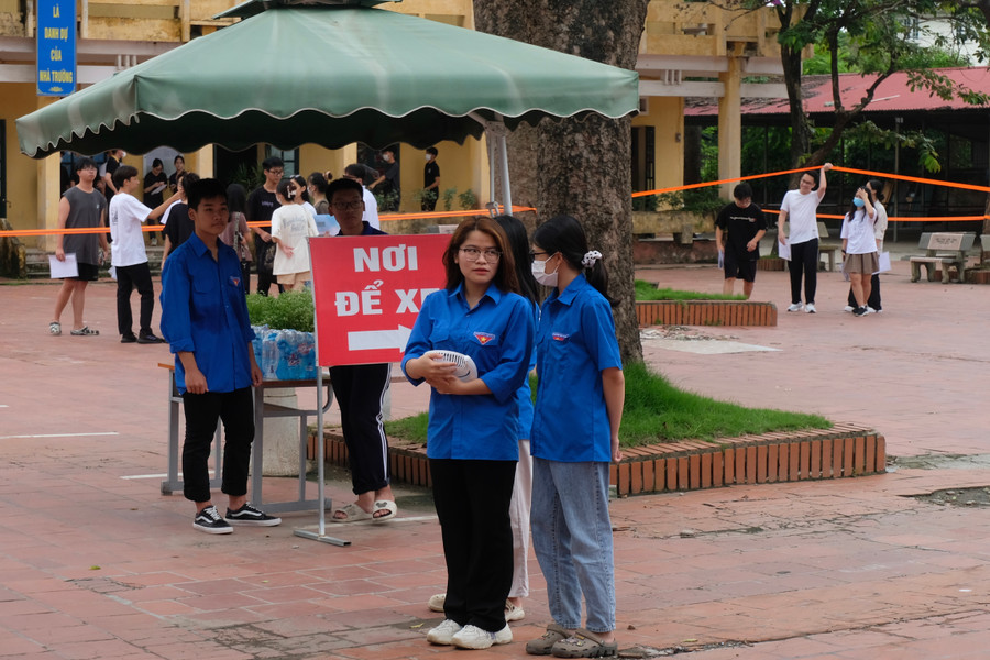 Lực lượng tình nguyện viên hỗ trợ thí sinh tại điểm thi Trường THPT Văn Giang, Hưng Yên. Lực lượng tình nguyện viên hỗ trợ thí sinh tại điểm thi Trường THPT Văn Giang, Hưng Yên.