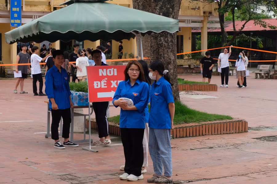 Lực lượng tình nguyện viên hỗ trợ thí sinh tại điểm thi Trường THPT Văn Giang, Hưng Yên.