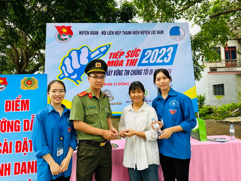 Đồng hành cùng thí sinh trong mùa thi năm nay không thể thiếu “màu áo xanh” tình nguyện. Tại cổng trường các điểm thi luôn có sự xuất hiện của lực lượng thanh niên tình nguyện đứng túc trực để hỗ trợ, hướng dẫn các thí sinh vào điểm thi, chỉ chỗ gửi xe cũng như phát nước miễn phí cho các em. Bên cạnh đó là lực lượng công an phân luồng giao thông, đảm bảo an toàn, an ninh xung quanh khu vực điểm thi và hỗ trợ thí sinh, người nhà thí sinh. Đồng hành cùng thí sinh trong mùa thi năm nay không thể thiếu “màu áo xanh” tình nguyện. Tại cổng trường các điểm thi luôn có sự xuất hiện của lực lượng thanh niên tình nguyện đứng túc trực để hỗ trợ, hướng dẫn các thí sinh vào điểm thi, chỉ chỗ gửi xe cũng như phát nước miễn phí cho các em. Bên cạnh đó là lực lượng công an phân luồng giao thông, đảm bảo an toàn, an ninh xung quanh khu vực điểm thi và hỗ trợ thí sinh, người nhà thí sinh.