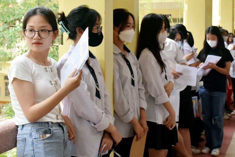 Trong buổi chiều, thí sinh tới điểm thi để làm thủ tục dự thi và nghe phổ biến quy chế thi tốt nghiệp THPT năm 2023. Hà Nội là địa phương có số thí sinh dự thi đông nhất cả nước với 102.095 thí sinh đăng ký dự thi với 4.300 phòng thi. Tại điểm thi Trường Việt Đức, Hà Nội, từ 13h30 đã có rất đông thí sinh đến trường để chuẩn bị vào phòng làm thủ tục. Các em đã được thầy cô lưu ý các vật dụng cho phép và tuyệt đối không mang điện thoại di động vào phòng thi. Trong buổi chiều, thí sinh tới điểm thi để làm thủ tục dự thi và nghe phổ biến quy chế thi tốt nghiệp THPT năm 2023. Hà Nội là địa phương có số thí sinh dự thi đông nhất cả nước với 102.095 thí sinh đăng ký dự thi với 4.300 phòng thi. Tại điểm thi Trường Việt Đức, Hà Nội, từ 13h30 đã có rất đông thí sinh đến trường để chuẩn bị vào phòng làm thủ tục. Các em đã được thầy cô lưu ý các vật dụng cho phép và tuyệt đối không mang điện thoại di động vào phòng thi.