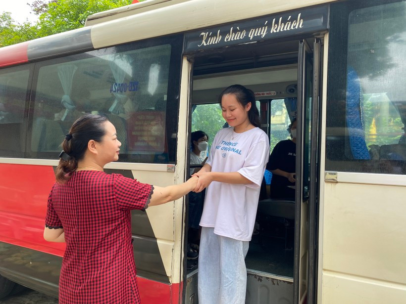 Để đảm bảo an toàn, Trường THPT DTNT tỉnh Lạng Sơn, tỉnh Lạng Sơn, đã chủ động thuê xe, cử giáo viên đưa đón học sinh tham dự kỳ thi tốt nghiệp THPT. Cô Lương Ngọc Thanh - Phó hiệu trưởng Trường THPT DTNT tỉnh Lạng Sơn, chia sẻ: “Với đặc thù là trường dân tộc nội trú, việc đi lại, ăn uống, nghỉ ngơi đều do chính nhà trường thay cha mẹ chăm sóc, nhà trường đã cử thầy cô ở lại đồng hành cùng thí sinh trong suốt kỳ thi”. Để đảm bảo an toàn, Trường THPT DTNT tỉnh Lạng Sơn, tỉnh Lạng Sơn, đã chủ động thuê xe, cử giáo viên đưa đón học sinh tham dự kỳ thi tốt nghiệp THPT. Cô Lương Ngọc Thanh - Phó hiệu trưởng Trường THPT DTNT tỉnh Lạng Sơn, chia sẻ: “Với đặc thù là trường dân tộc nội trú, việc đi lại, ăn uống, nghỉ ngơi đều do chính nhà trường thay cha mẹ chăm sóc, nhà trường đã cử thầy cô ở lại đồng hành cùng thí sinh trong suốt kỳ thi”.