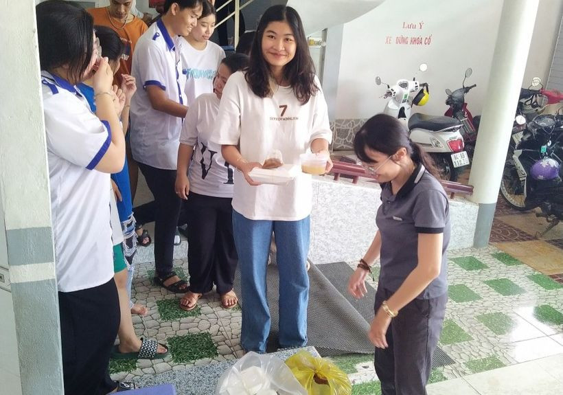 Tại Cà Mau, 261 học sinh Trường THPT Ngọc Hiển và THPT Viên An, huyện Ngọc Hiển, được hỗ trợ xe đưa đón, bố trí nơi nghỉ, nơi ăn trong quá trình thi tại huyện Năm Căn. Các em được hỗ trợ cơm miễn phí. Em Nguyễn Vũ Phương, học sinh Trường THPT Viên An, bày tỏ: “Em rất yên tâm khi được nhà trường bố trí xe, nơi ăn ở trong suốt quá trình thi… Đây là động lực để em và các bạn thi thật tốt”. Tại Cà Mau, 261 học sinh Trường THPT Ngọc Hiển và THPT Viên An, huyện Ngọc Hiển, được hỗ trợ xe đưa đón, bố trí nơi nghỉ, nơi ăn trong quá trình thi tại huyện Năm Căn. Các em được hỗ trợ cơm miễn phí. Em Nguyễn Vũ Phương, học sinh Trường THPT Viên An, bày tỏ: “Em rất yên tâm khi được nhà trường bố trí xe, nơi ăn ở trong suốt quá trình thi… Đây là động lực để em và các bạn thi thật tốt”.