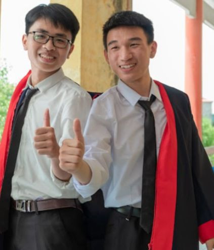 Nguyễn Mạnh Hùng (phải) đạt 29,35 điểm tổ hợp A00. Ảnh: NVCC.