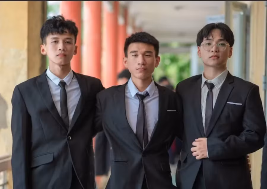 Nguyễn Mạnh Hùng (giữa) chụp ảnh cùng bạn bè. Ảnh: NVCC.