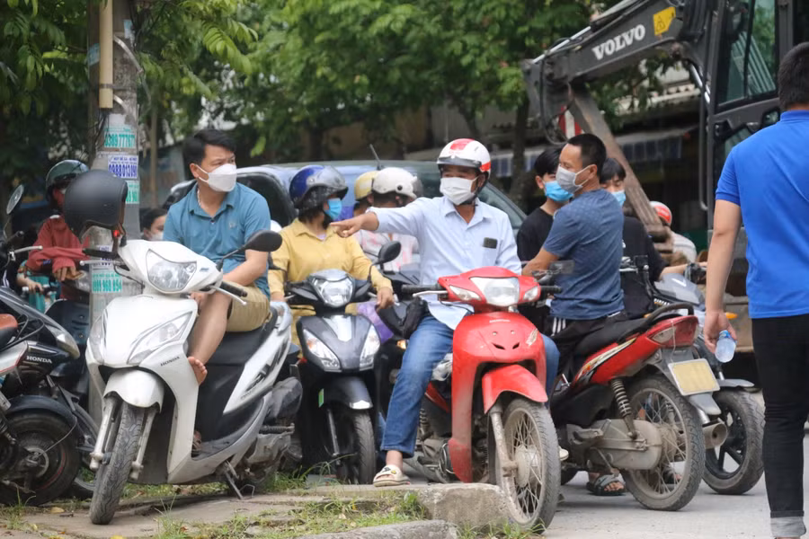 Phụ huynh đợi con ngoài điểm thi. Ảnh: Phạm Khánh