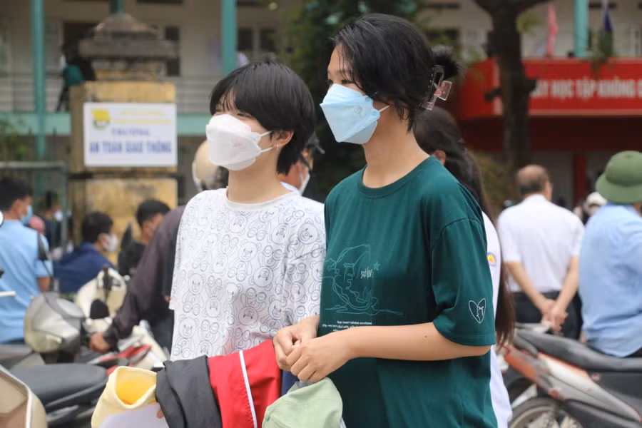 Thí sinh hoàn thành bài thi tổng hợp sáng 9/6. Ảnh: Phạm Khánh.