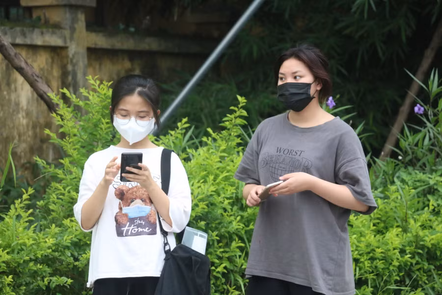 Nhiều thí sinh có mặt tại điểm thi từ rất sớm. Ảnh: Phạm Khánh