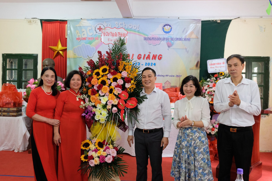 Đại diện Hội Chữ thập đỏ TP Hà Nội trao tặng hoa chúc mừng Trường PTCS Dân lập dạy trẻ câm điếc Hà Nội. Đại diện Hội Chữ thập đỏ TP Hà Nội trao tặng hoa chúc mừng Trường PTCS Dân lập dạy trẻ câm điếc Hà Nội.