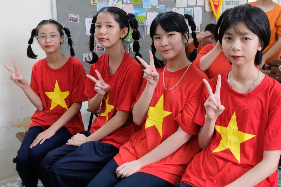 Học sinh Trường PTCS Dân lập dạy trẻ câm điếc Hà Nội. Học sinh Trường PTCS Dân lập dạy trẻ câm điếc Hà Nội.