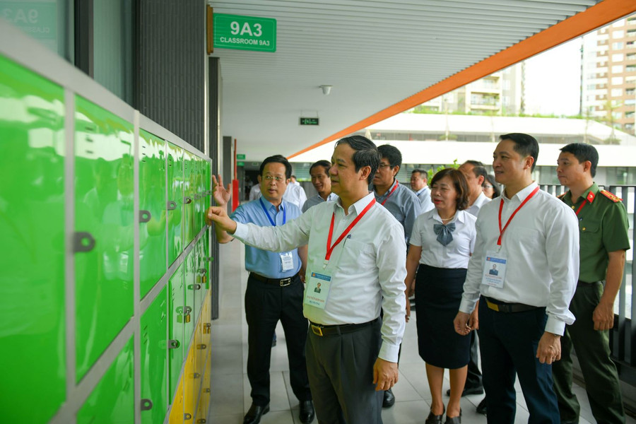 Bộ trưởng Nguyễn Kim Sơn kiểm tra công tác chuẩn bị kỳ thi tốt nghiệp THPT năm 2023 tại Hà Nội. Ảnh: Thế Đại.