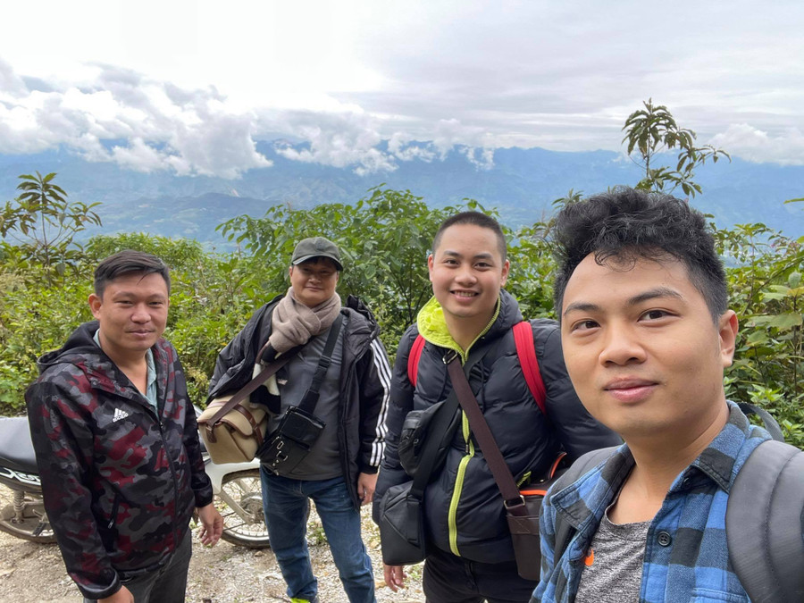 Tác giả Nguyễn Văn Ba (thứ 2 từ trái sang) và các đồng nghiệp tác nghiệp tại vùng cao. Ảnh: NVCC. Tác giả Nguyễn Văn Ba (thứ 2 từ trái sang) và các đồng nghiệp tác nghiệp tại vùng cao. Ảnh: NVCC.