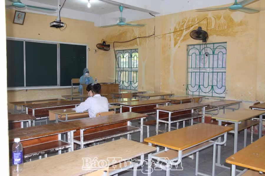 Thí sinh thuộc diện F2 làm bài thi tuyển sinh lớp 10 tại điểm thi Trường THPT Khoái Châu. Ảnh ITN.