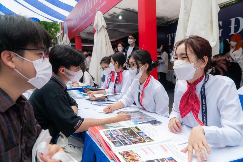 Đại diện Trường ĐH Thăng Long tư vấn cho thí sinh đến tham dự Ngày hội tư vấn tuyển sinh - hướng nghiệp tại Hà Nội sáng 8/5. Ảnh: Phạm Tuấn.