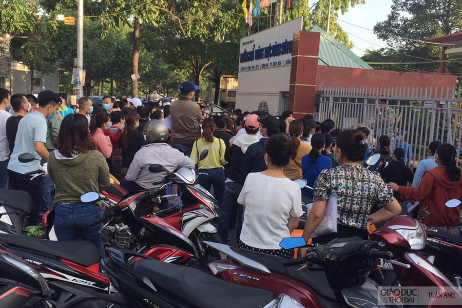 Phụ huynh chen lấn, không đảm bảo khoảng cách an toàn phòng dịch tại Trường Thực hành Sư phạm Đồng Nai (TP.Biên Hòa , tỉnh Đồng Nai)